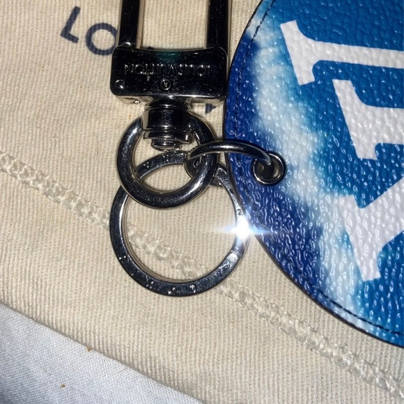 /traded/💯 LOUIS VUITTON
Monogram Escale Bag Charm Key Holder Blue Ombré Disc - Picture 13 of 14